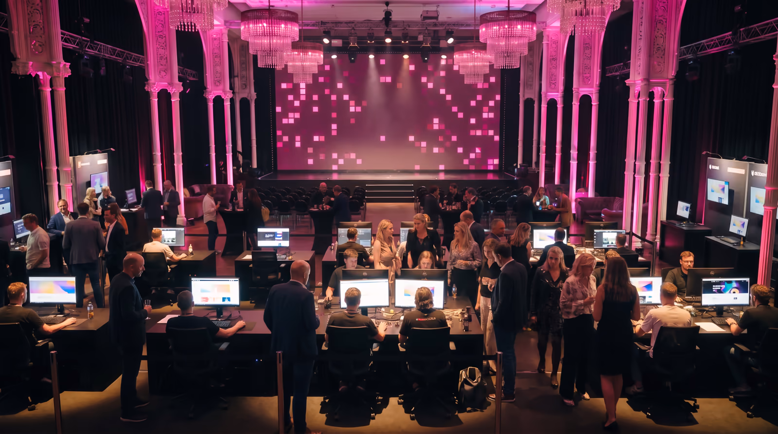 Derselbe Saal am Abend: Gäste stehen an den zwölf Stationen mit den fertigen Websites, die Kronleuchter leuchten magenta. KI-Visualisierung des geplanten Abends. Basis: echtes Foto der Flora Köln.