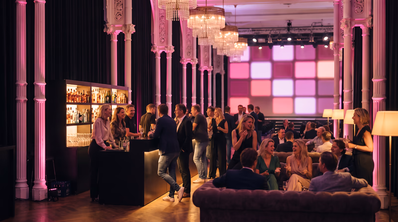 Später Abend in der Flora: Gäste an der Bar und in den Sitzecken, der Saal im warmen Magentalicht. KI-Visualisierung des geplanten Abends. Basis: echtes Foto der Flora Köln.